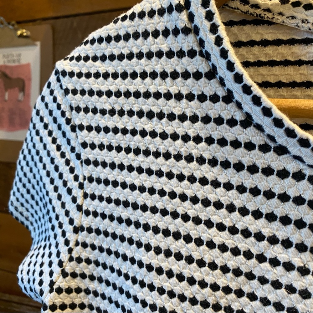 Zara | Textured Cropped Black and White Tee - Picture 4 of 7